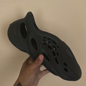 Yeezy foam runner black